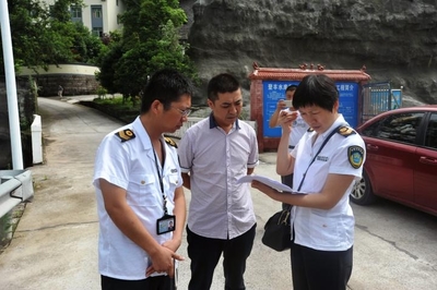 區(qū)衛(wèi)生計生監(jiān)督執(zhí)法局開展生活飲用水宣傳周活動